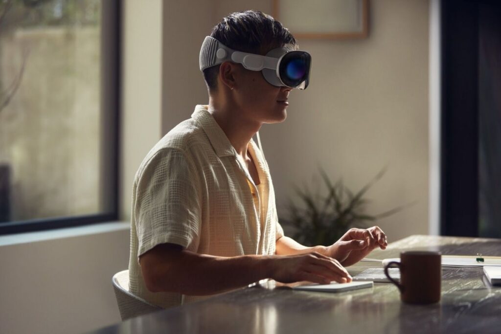 Homem usando o Apple Vision Pro