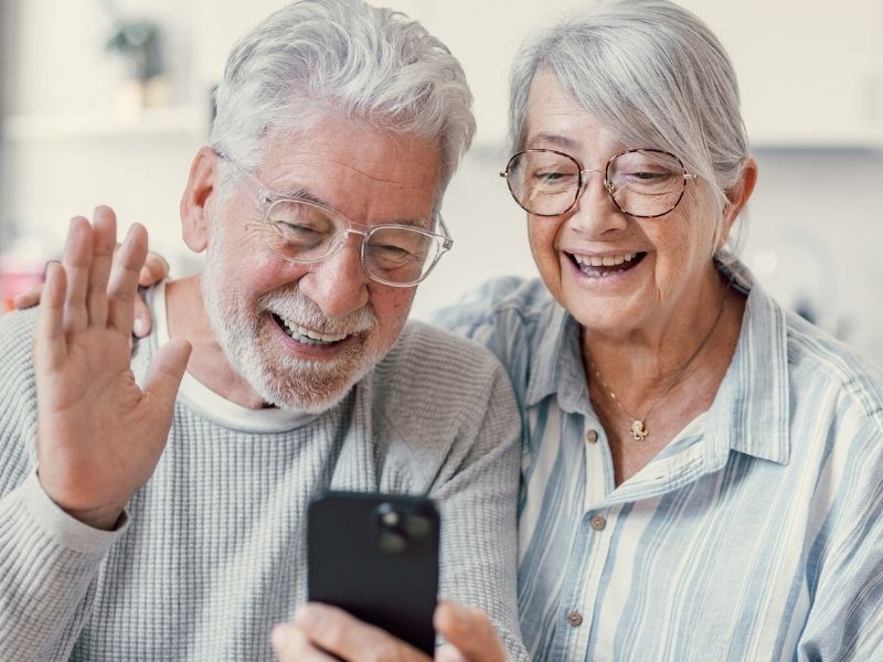 Idosos usando celular