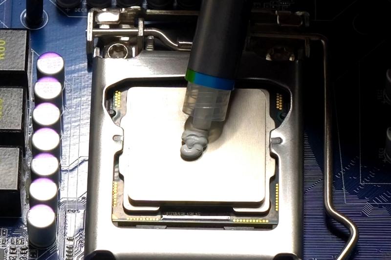aplicando pasta termica no processador